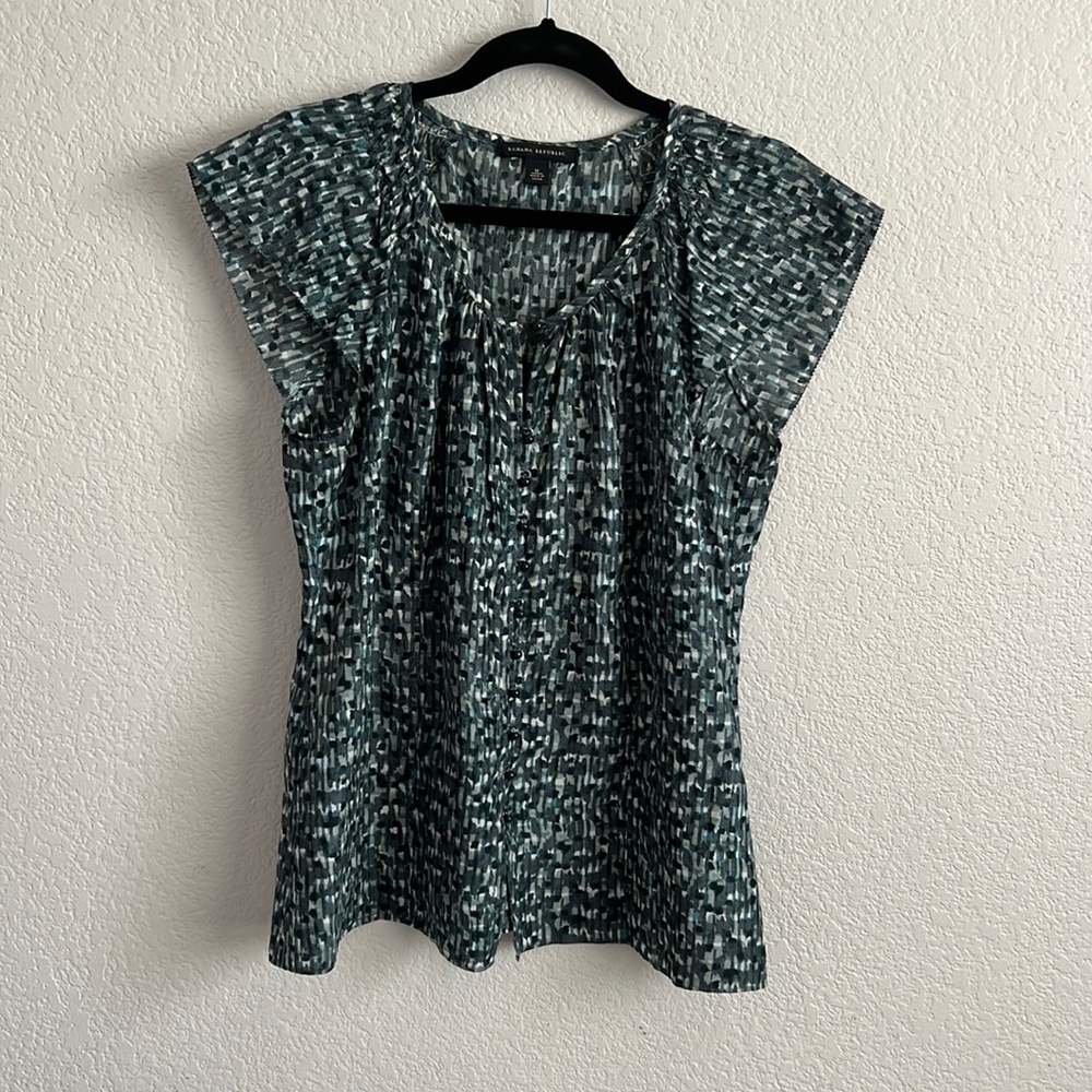 Banana Republic Silk Green Blouse 🌺🌷🌸